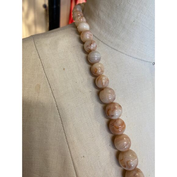 vintage lucite swirl beaded necklace caramel cream graduated long chunky jewelry - Picture 4 of 7